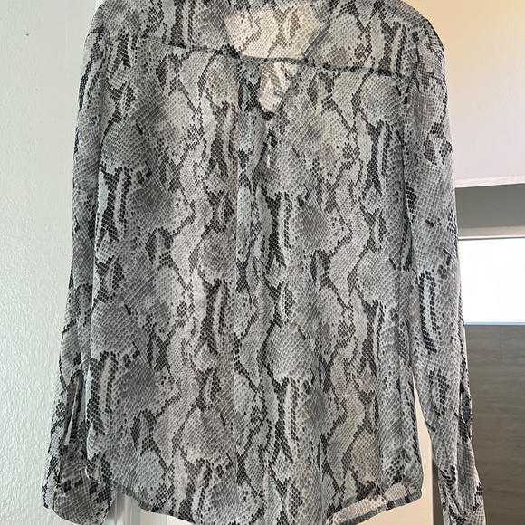 Express Blouse - Picture 2 of 5